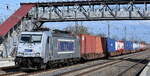 METRANS Rail s.r.o., Praha [CZ] mit ihrer  386 040-0  [NVR-Nummer: 91 54 7386 040-0 CZ-MT] und einem Containerzug am 10.04.25 Höhe Bahnhof Saarmund.