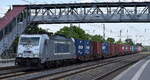METRANS Rail s.r.o., Praha [CZ] mit ihrer  386 035-0  [NVR-Nummer: 91 54 7386 035-0 CZ-MT] und einem Containerzug am 12.05.25 Höhe Bahnhof Saarmund.