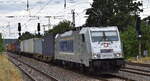 METRANS Rail s.r.o., Praha [CZ] mit ihrer  386 015-2  [NVR-Nummer: 91 54 7386 015-2 CZ-MT]  und einem Containerzug am 09.07.25 Höhe Bahnhof Saarmund.
