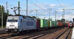 METRANS Rail s.r.o., Praha [CZ] mit ihrer  386 001-2  [NVR-Nummer: 91 54 7386 001-2 CZ-MT] und einem Containerzug am 30.08.25 Höhe Bahnhof Schönefeld b.