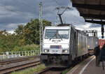 METRANS Rail s.r.o., Praha [CZ] mit ihrer  386 011-1  [NVR-Nummer: 91 54 7386 011-1 CZ-MT] und einem Containerzug am 11.09.25 Durchfahrt Bahnhof Magdeburg-Neustadt.