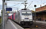METRANS Rail s.r.o., Praha [CZ] mit ihrer  386 027-7  [NVR-Nummer: 91 54 7386 027-7 CZ-MT] und einem Containerzug am 04.11.25 Durchfahrt Bahnhof Roßlau (Elbe).