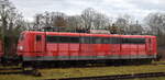 Altmark-Rail GmbH hat wohl drei 151ér von Railpool erworben, ich erwischte aus dem Regionalbahnfenster die  151 048-6  (NVR:  91 80 6151 048-6 D-Rpool ) am 09.12.25 Höhe Bahnhof Oebisfelde.
