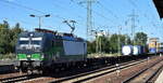 RTB CARGO GmbH, Düren [D] mit der geleasten ELL Vectron  193 498  [NVR-Nummer: 91 80 6193 498-3 D-ELOC] und einem schwach beladenen Containerzug am 19.08.25 Höhe Bahnhof Schönefeld b.