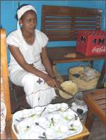 Das  Bordrestaurant  im h�lzernen 3.Klasse Wagen mit offenem Holzkohlengrill zum r�sten der Kaffeebohnen.