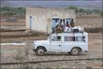 In Darnas gibts eine Parallelfahrt mit diesem vollbepackten Landrover.