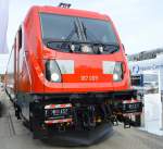 Nicht gerade ideal steht die neue Bombardier 187 009-6 der DB für die Vielzahl der Bahnfotografen, vor allem die tollen Seiten mit Fotomotiven mit TRAXX Symbol kann man nur aus dem Seitenprofil