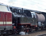 Die rumänischen IBF Miet-Dampflok 131.060 (9080 0 075 998-9 D-IBF, Resita Werke Baujahr 1942) und drei historischen Güterwagen am Haken von ITL 118 552-9 (228 585-6) am 18.04.16 Durchfahrt
