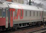 Die RZD hat ein neues Farbdesign und will ihre Fahrzeugflotte nach und nach einheitlich wie im Bild gestalten, hier ein Schlafwagen im neuen Farbschema mit dem Logo Russia Railways in einem PbZ am