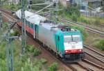 DB 186 130-1 mit russischem Schlafwagen Richtung Berlin-Grunewald, 09.08.11 Berlin-Putlitzbr�cke.