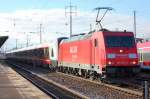 185 307-6 mit einem �berf�hrungszug mit zwei fabrikneuen 5-teiligen STADLER FLIRT-Triebz�gen f�r die norwegische NSB Richtung Osttsee zu den F�hren pausiert am 05.12.12 im Bhf.