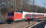 185 195-5 hat zwei fabrikneue f�nfteilige STADLER FLIRT Triebz�ge f�r die norwegische NSB zur �berf�hrung am Haken Richtung F�hrhafen Rostock, 05.02.14 M�hlenbeck/M�nchm�hle b.Berlin