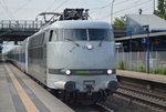 Überraschung am frühen Abend, railadventure 103 222-6 bei der Rücküberführung aus Minden einer Talgo Nachtzugwagen-Garnitur am 19.05.16 Durchfahrt Bf.