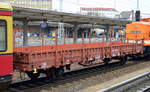 Ein Flachwagen mit Rungen der DB mit alter Nr. 60 80 092 3 911-2 Ks 447 Bezeichnung Marerialwagen Heimatbahnhof Bl. Schöneweide als Schutzwagen bei einer S-Bahn Überführung am 29.03.17 im Bf. Berlin-Lichtenberg im Einsatz.
