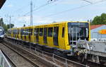Einer der neuen U-Bahntriebzüge der BVG-Baureihe IK ab dem Stadler Werk Berlin-Pankow hier kur vor dem Karower Kreuz Berlin bei der Überführung am 04.08.17