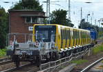 L&W 346-001 (345 387-5) überführt einen der neuen U-Bahntriebzüge der BVG-Baureihe IK ab dem Stadler Werk Berlin-Pankow hier kur vor dem Karower Kreuz Berlin am 04.08.17