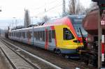 Schon ein farblich �berzeugendes Intermezzo an einem grauen Wintertag, ein fabrikneuer 5-teiliger FLIRT aus dem Stadler Werk Berlin Pankow f�r die HLB - Hessische Landesbahn GmbH wird �berf�hrt am