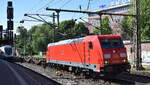 DB Cargo AG, Mainz [D] mit ihrer  185 230-0  [NVR-Nummer: 91 80 6185 230-0 D-DB] und einem   fast leerem Containerzug Richtung Hamburger Hafen am 20.05.25 Höhe Bahnhof Hamburg-Harburg.