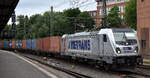 METRANS Rail (Deutschland) GmbH, Leipzig [D] mit der geleasten Akiem Lok  187 513-7  [NVR-Nummer: 91 80 6187 513-7 D-AKIEM] und einem Containerzug Richtung Hamburger Hafen am 27.05.25 Höhe