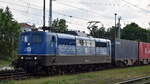 Eisenbahngesellschaft Potsdam mbH, Potsdam (EGP) mit ihrer  151 085-8  (NVR:  91 80 6151 085-8 D-EGP) und einem Containerzug am 03.06.25 Höhe Bahnhof Stendal Hbf.