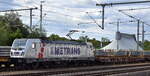 METRANS Rail (Deutschland) GmbH, Leipzig [D] mit der geleasten Akiem Lok   187 512-9  [NVR-Nummer: 91 80 6187 512-9 D-AKIEM] und einem Containerzug am 10.07.25 Höhe Bahnhof Magdeburg Hbf.