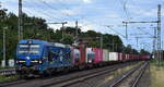 EGP - Eisenbahngesellschaft Potsdam mbH, Potsdam [D] mit ihrer Smartron  192 101  [NVR-Nummer: 91 80 6192 101-4 D-EGP] und einem Containerzug am 01.08.25 Höhe Bahnhof Niederndodeleben.