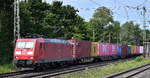 DB Cargo AG, Mainz [D] mit ihrer  185 135-1  [NVR-Nummer: 91 80 6185 135-1 D-DB] und einem Containerzug am 07.08.25 Höhe S-Bahnhof Dedensen/​Gümmer.