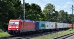 DB Cargo AG, Mainz [D] mit ihrer  185 223-5  [NVR-Nummer: 91 80 6185 223-5 D-DB] und einem Containerzug am 07.08.25 Höhe S-Bahnhof Dedensen/​Gümmer.
