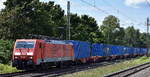 DB Cargo AG, Mainz [D] mit ihrer  189 060-7  [NVR-Nummer: 91 80 6189 060-7 D-DB] und einem Containerzug am 07.08.25 Höhe S-Bahnhof Dedensen/​Gümmer.
