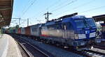 ČD Cargo a.s., Praha [CZ] mit ihrer Vectron  383 001-5  [NVR-Nummer: 91 54 7383 001-5 CZ-CDC] und einem Containerzug am 11.09.25 Höhe Bahnhof Werder (Havel).