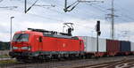 DB Cargo AG, Mainz [D] mit ihrer  193 397  [NVR-Nummer: 91 80 6193 397-7 D-DB] und einem Containerzug am 01.10.25 Höhe Bahnübergang Rodleben.