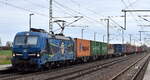EGP - Eisenbahngesellschaft Potsdam mbH, Potsdam [D] mit ihrer Smartron  192 102  [NVR-Nummer: 91 80 6192 102-2 D-EGP] und einem Containerzug am 04.11.25 Höhe Bahnhof Rodleben.
