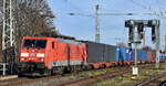 DB Cargo AG, Mainz [D] mit ihrer   189 057-3  [NVR-Nummer: 91 80 6189 057-3 D-DB] und einem Containerzug am 08.12.25 Höhe Bahnhof Magdeburg-Neustadt.