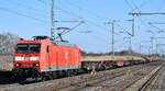 DB Cargo AG, Mainz [D] mit ihrer  185 047-8  [NVR-Nummer: 91 80 6185 047-8 D-DB] mit einem gemischten Güterzug unterschiedlicher Drehgestell-Flachwagen (leer) am 20.03.25 Höhe Bahnhof