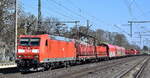 DB Cargo AG, Mainz [D]  185 199-7  [NVR-Nummer: 91 80 6185 199-7 D-DB] und einem gemischten Güterzug am 27.03.25 Höhe Bahnhof Niederndodeleben.