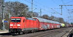 DB Cargo AG, Mainz [D]  185 256-5  [NVR-Nummer: 91 80 6185 256-5 D-DB] und einem gemischten Güterzug am 27.03.25 Höhe Bahnhof Niederndodeleben.