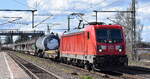 DB Cargo AG, Mainz [D]  187 188  [NVR-Nummer: 91 80 6187 188-8 D-DB] und einem gemischten Güterzug am 01.04.25 Höhe Bahnhof Niederndodeleben.