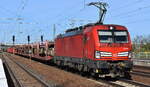 DB Cargo AG, Mainz [D] mit ihrer  193 385  [NVR-Nummer: 91 80 6193 385-2 D-DB]und einem gemischten Güterzug am 16.04.25 Höhe Bahnhof Schönefeld b.