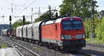 DB Cargo AG, Mainz [D] mit ihrer Vectron   193 369  [NVR-Nummer: 91 80 6193 369-6 D-DB] und einem gemischten Güterzug am 29.04.25 Höhe Bahnhof Saarmund.