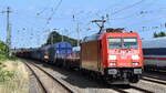 DB Cargo AG, Mainz mit ihrer  185 245-8  [NVR-Nummer: 91 80 6185 245-8 D-DB] und einem gemischten Güterzug Höhe Bahnhof Saarmund am 25.06.25
