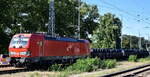 DB Cargo AG, Mainz [D] mit ihrer Vectron   193 563  [NVR-Nummer: 91 80 6193 563-4 D-DB] und einem gemischten Güterzug am 30.06.25 Höhe Bahnhof Ruhland.