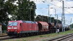DB Cargo AG, Mainz mit ihrer  185 062-7  [NVR-Nummer: 91 80 6185 062-7 D-DB] und einem gemischten Güterzug am 30.07.25 Höhe Bahnhof Ruhland.