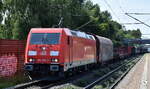 DB Cargo AG, Mainz [D] mit ihrer  185 265-6  [NVR-Nummer: 91 80 6185 265-6 D-DB] und einem gemischten Güterzug am 07.08.25 Höhe S-Bahnhof Dedensen/​Gümmer.