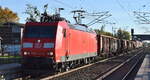 DB Cargo AG, Mainz [D] mit ihrer  185 144-3  [NVR-Nummer: 91 80 6185 144-3 D-DB] und einem gemischten Güterzug am 13.10.25 Durchfahrt Bahnhof Roßlau (Elbe).