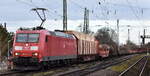 DB Cargo AG, Mainz [D] mit ihrer  185 074-2  [NVR-Nummer: 91 80 6185 074-2 D-DB] und einem gemischten Güterzug am 08.12.25 Höhe Bahnhof Magdeburg-Neustadt.