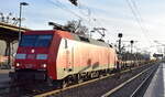 DB Cargo AG, Mainz [D] mit ihrer  152 002-2  [NVR-Nummer: 91 80 6152 002-2 D-DB] und einem gemischten Güterzug am 18.12.25 Durchfahrt Bahnhof Roßlau (Elbe).