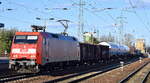 DB Cargo AG, Mainz [D] mit ihrer  152 060-0  [NVR-Nummer: 91 80 6152 060-0 D-DB] und einem gemischten Güterzug am 17.03.26 Höhe Bahnhof Schönefeld bei Berlin.