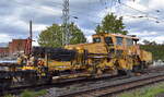 DB Bahnbau Gruppe mit ihrer P&T USP 2000 SWS Universalschotterverteil- und Planiermaschine  SSP 681  (D-DB 99 80 9425 084-7) an einem Schienentransportzug am Haken am 18.09.25 Höhe Bahnhof
