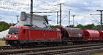 DB Cargo AG, Mainz [D] mit ihrer  187 132  [NVR-Nummer: 91 80 6187 132-6 D-DB] und einem Kalizug am 10.07.25 Höhe Bahnhof Magdeburg Hbf.