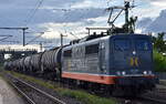 Hector Rail (Germany) GmbH, Bochum mit ihrer  162.007 , Name:  Beckert  (NVR:  91 80 6151 134-4 D-HRDE ) und einem Kesselwagenzug (für Benzin) am 01.08.25 Höhe Bahnhof Niederndodeleben.